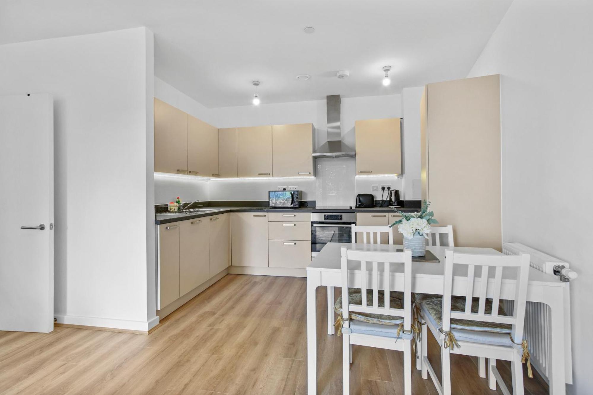 Centrally Located - Modern - 2Bed - 2Bath Apartment London Exterior photo