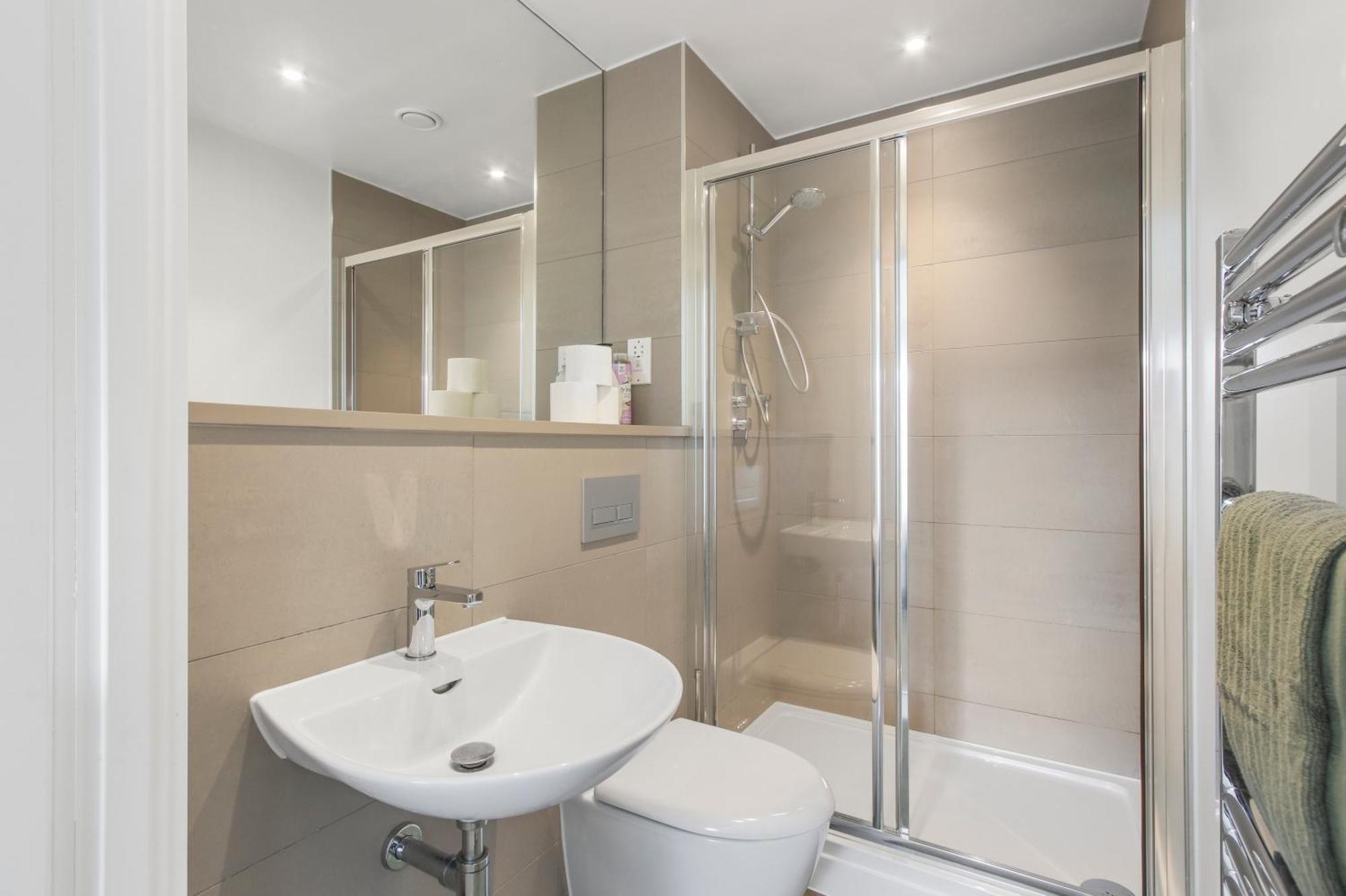Centrally Located - Modern - 2Bed - 2Bath Apartment London Exterior photo