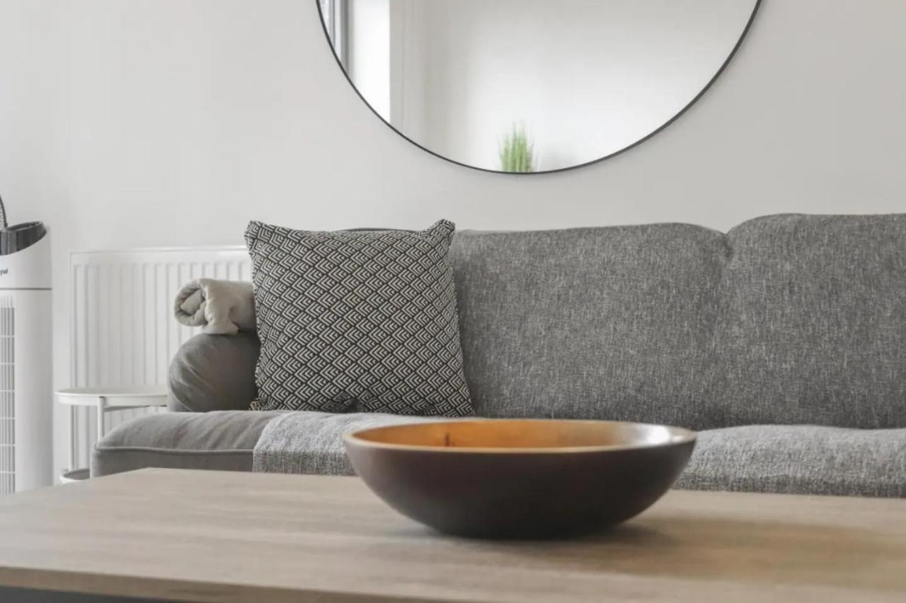 Centrally Located - Modern - 2Bed - 2Bath Apartment London Exterior photo