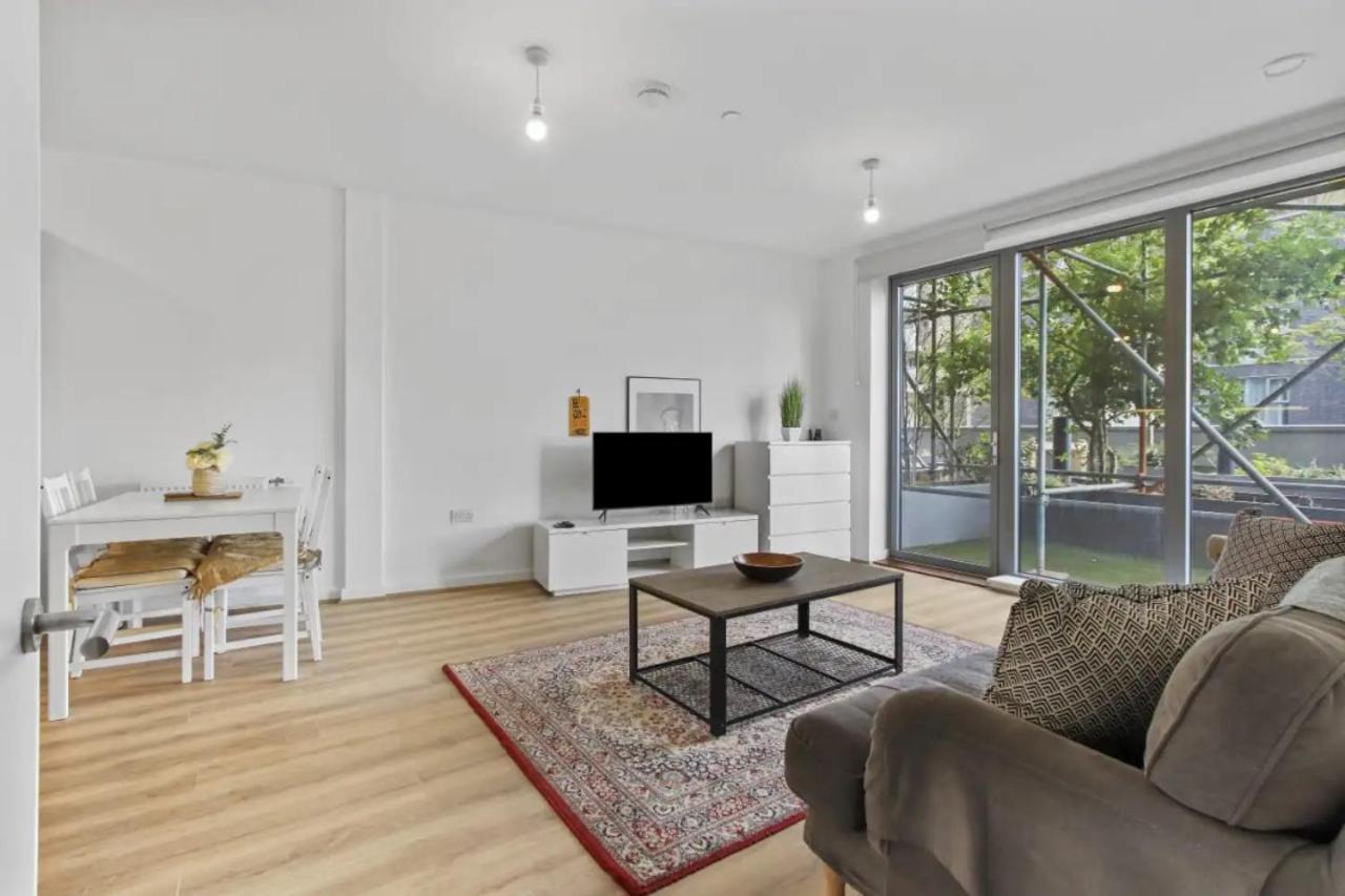 Centrally Located - Modern - 2Bed - 2Bath Apartment London Exterior photo
